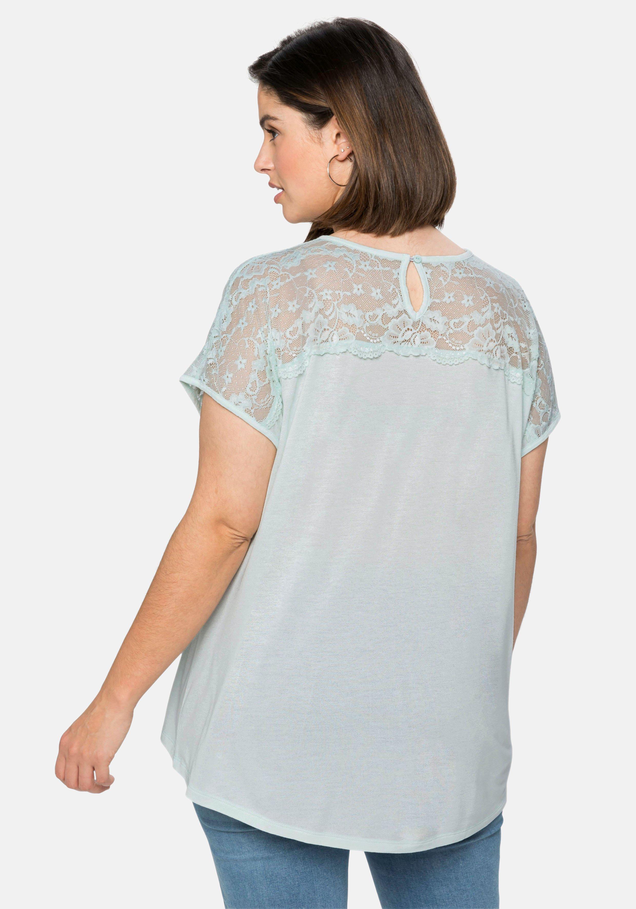 Shirt mit Spitzenpasse an der Schulterpartie