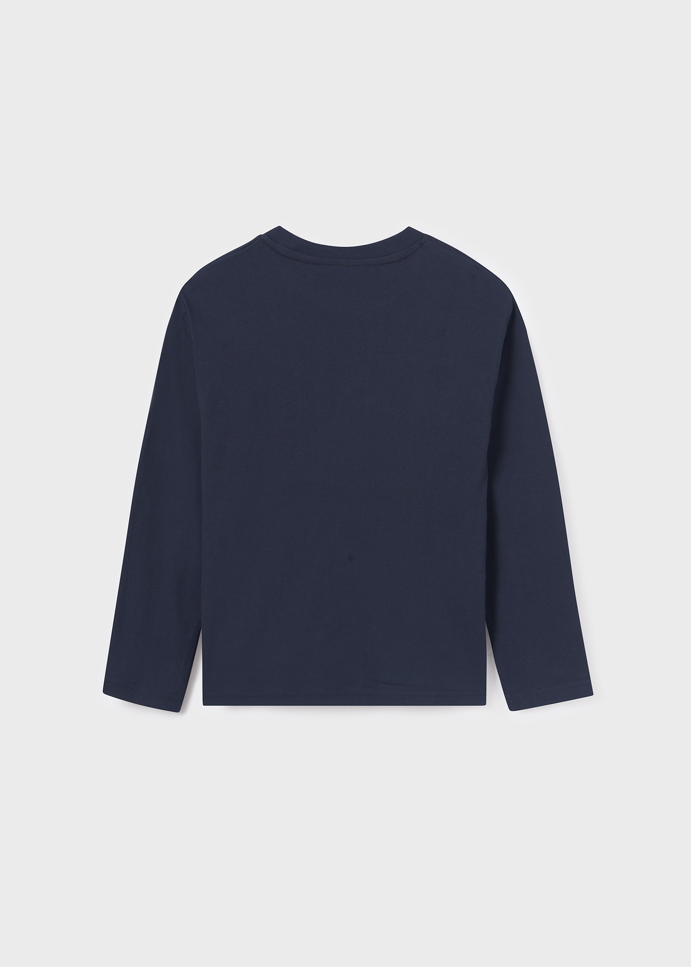 Camiseta masculina contrastante com ombros à mostra