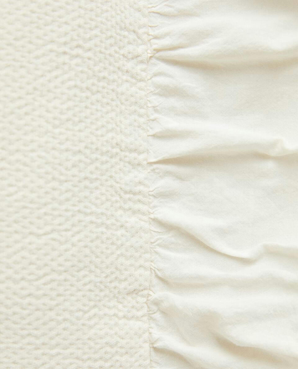 CAPA DE ALMOFADA COM DETALHE DE BABADO