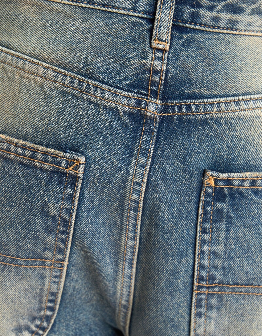 calça jeans estilo skater com efeito desbotado