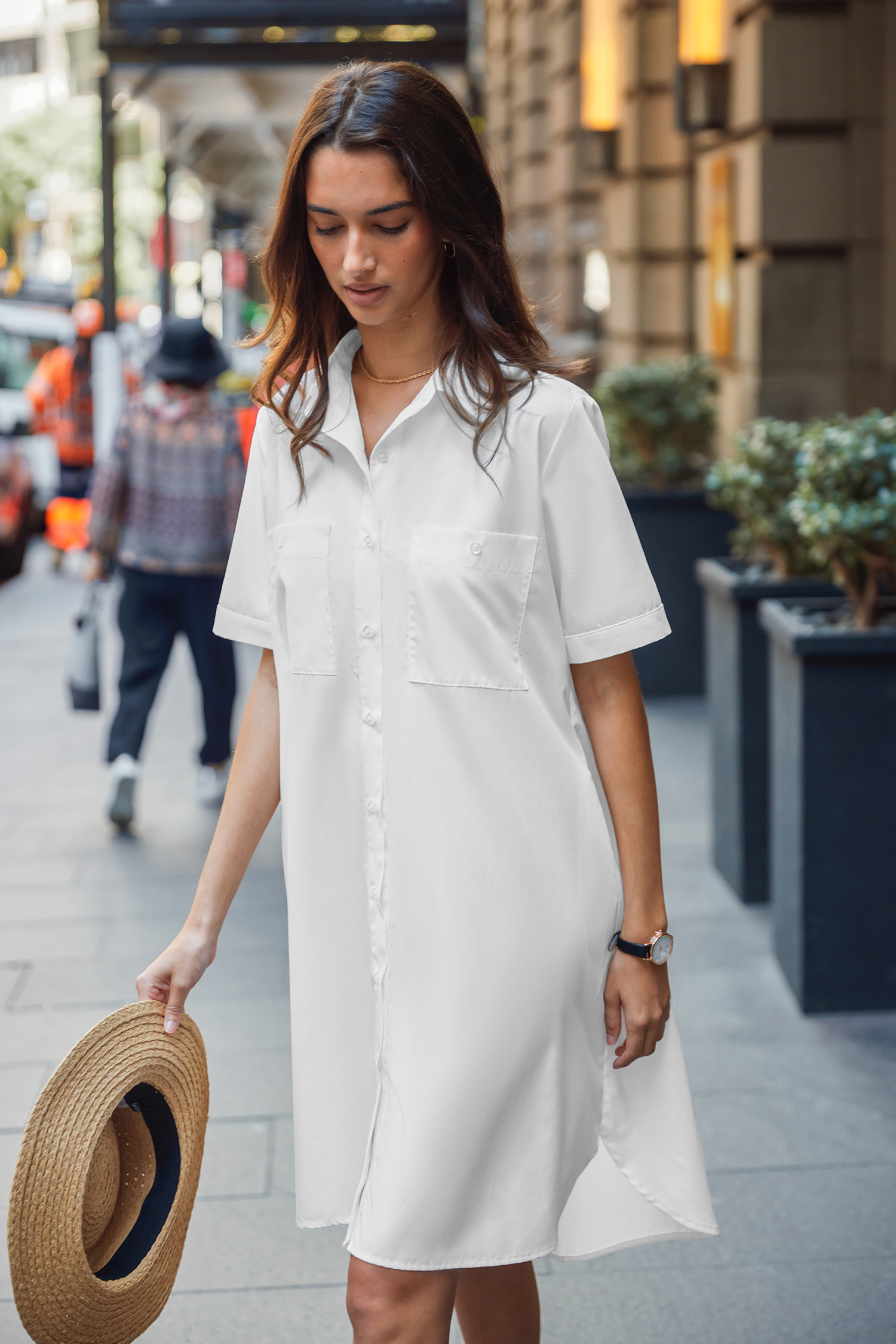 Robe chemise midi à manches courtes et poches plaquées blanche