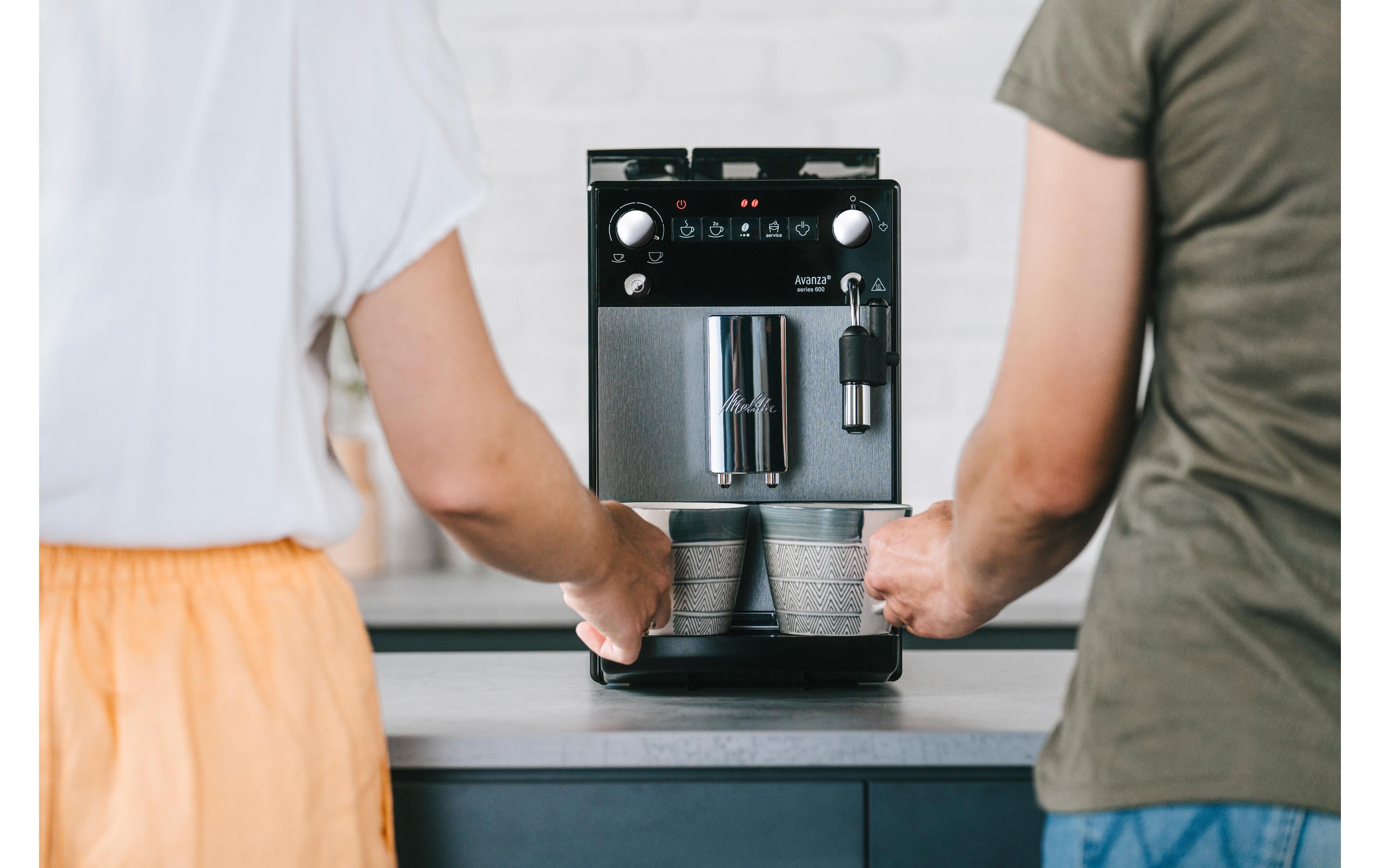 Kaffeevollautomat Avanza Edelstahl<br>Zweitassen-Vollautomat mit integriertem Milchsystem