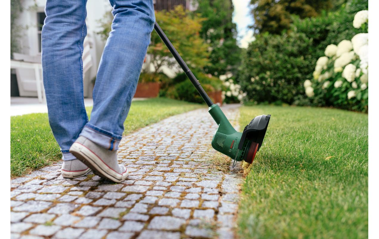 Akku-Rasentrimmer EasyGrassCut 18 V - 230 Set<br>Rasentrimmer mit Akku und Ladegerät für natürliche und bequeme Gartenarbeit