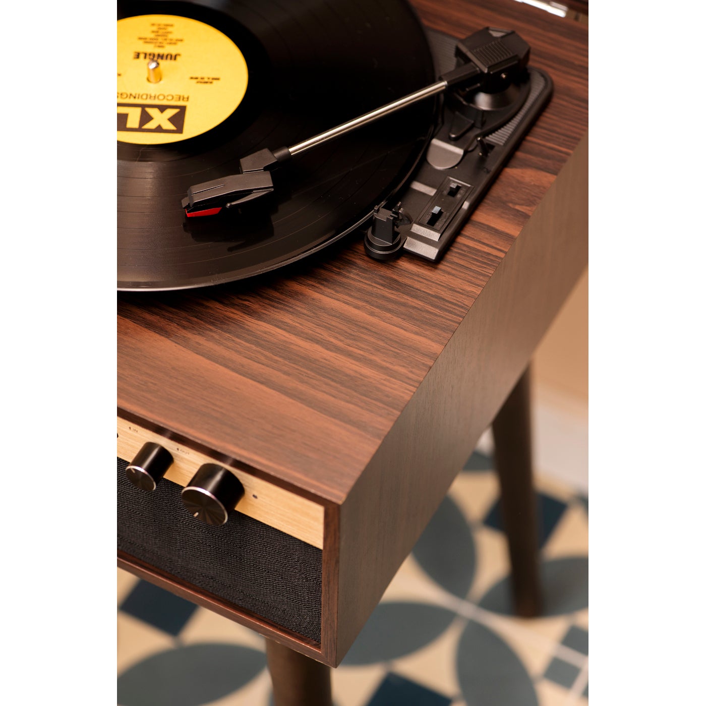 Crosley Jasper Walnut platenspeler/mediaspeler op pootjes