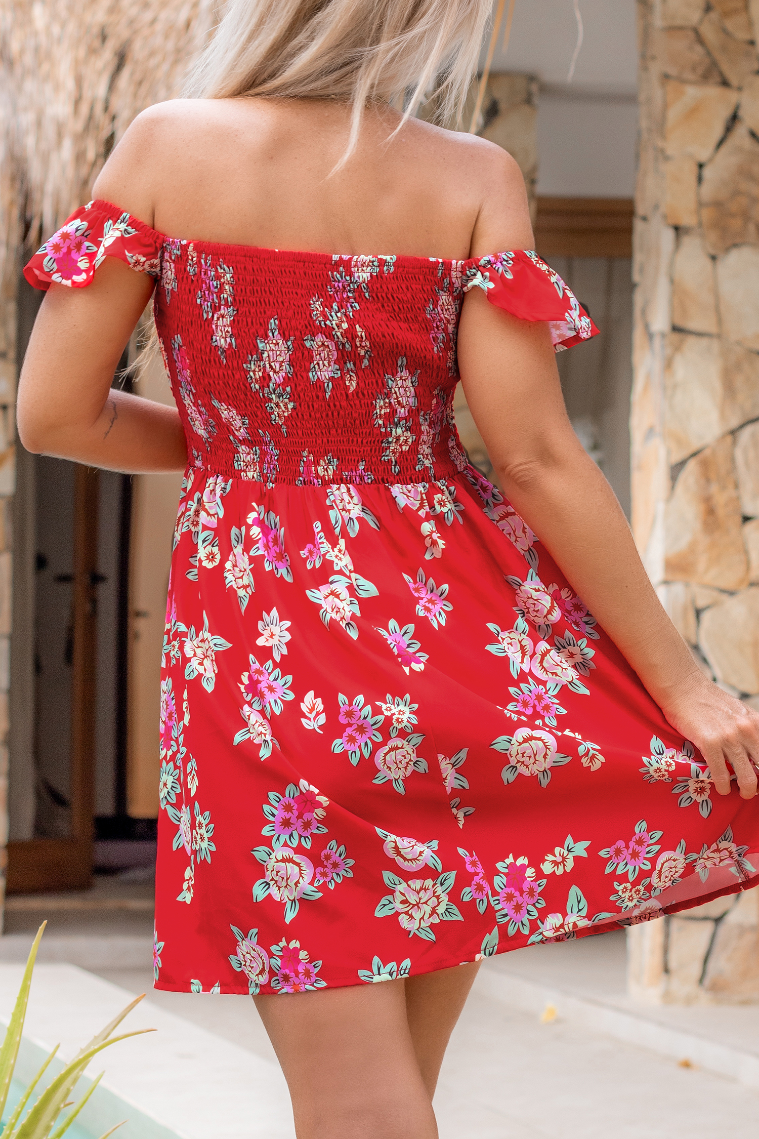 Robe mini à épaules dénudées et corsage à smocks rouge
