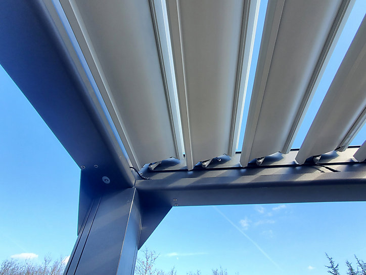Pergola bioclimatique adossée Actual motorisée aluminium Green Outside 4 x 3 m noir sablé