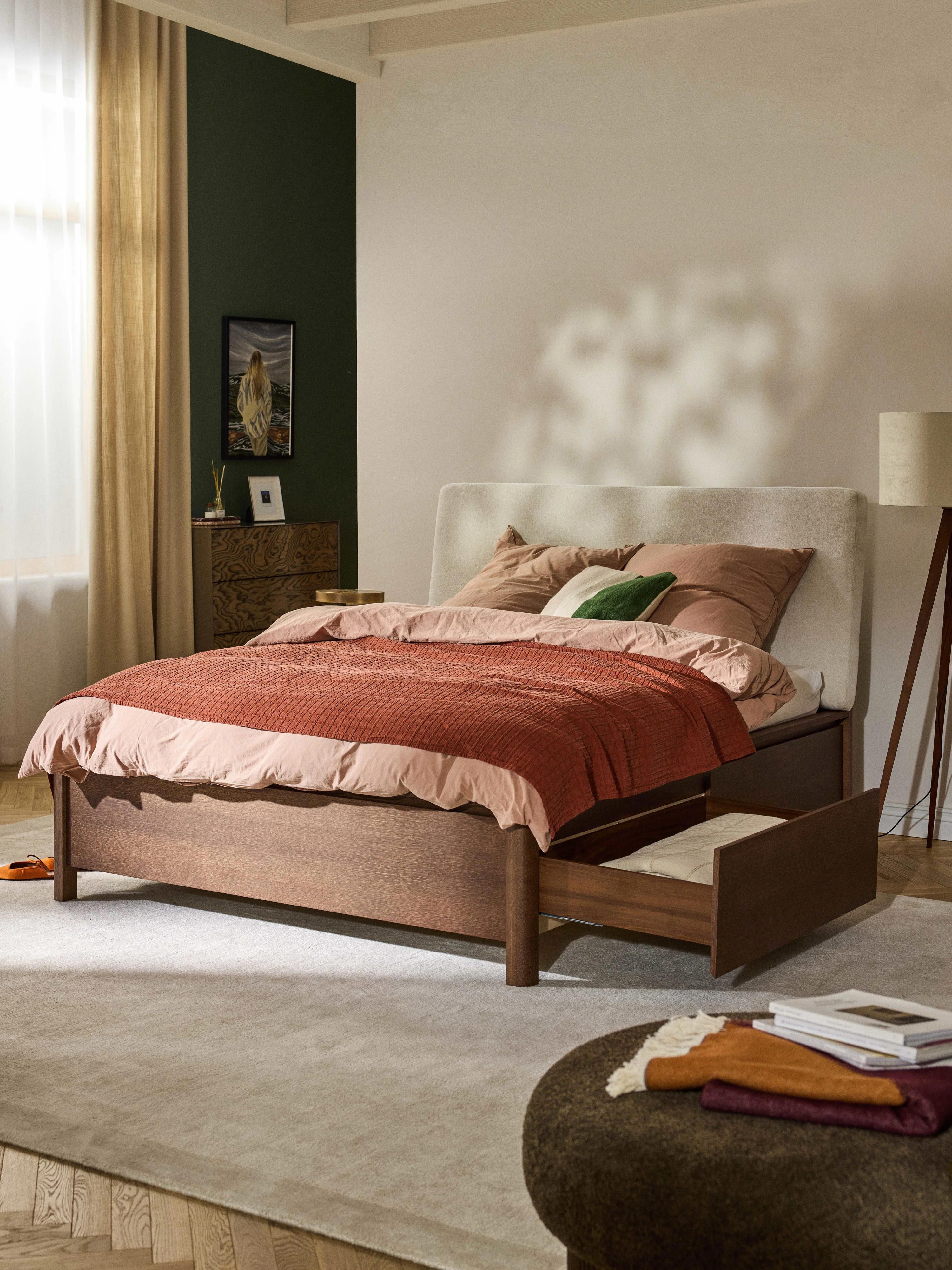 Houten bedframe Santiago met gestoffeerd hoofdeinde en lades