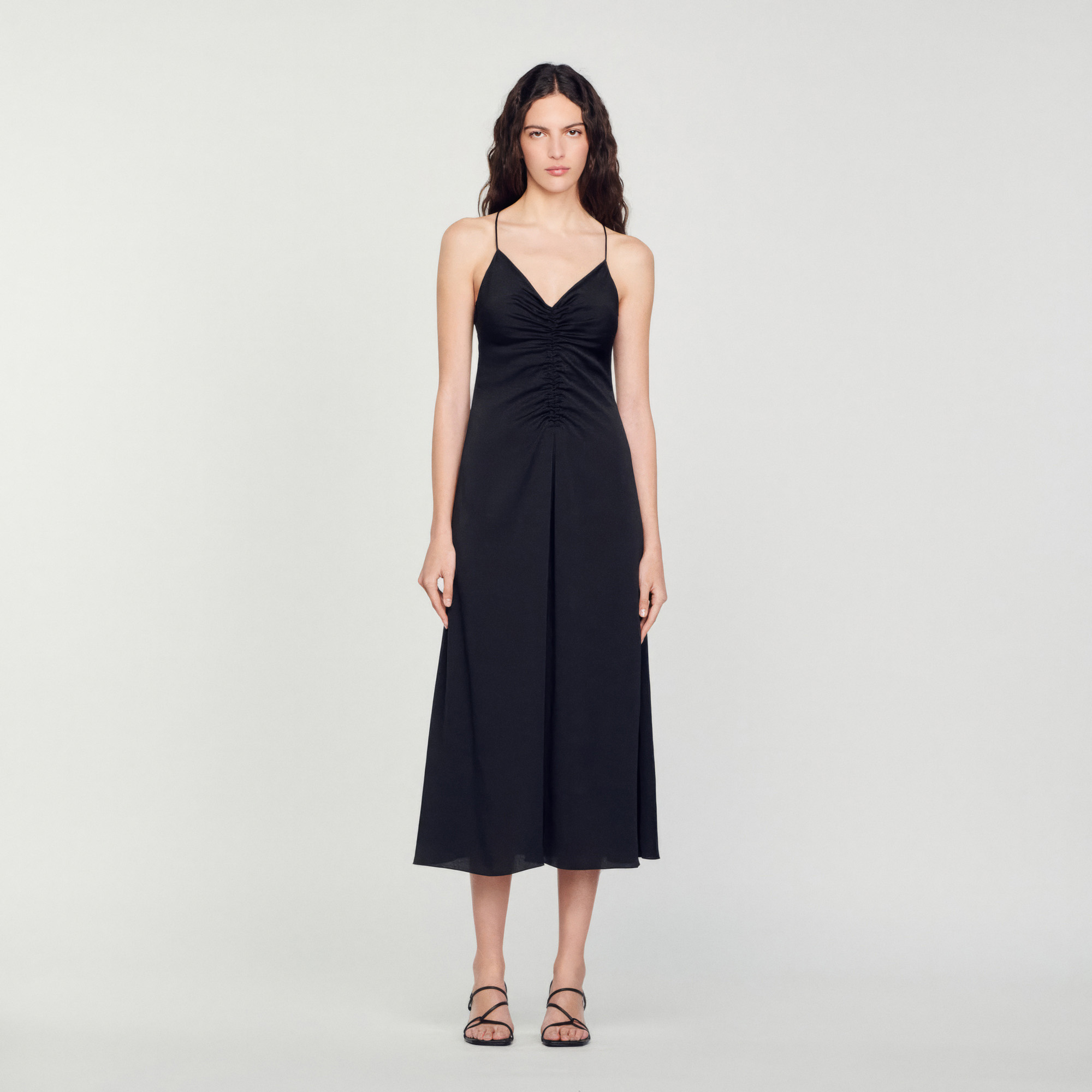 Robe longue á fines bretelles