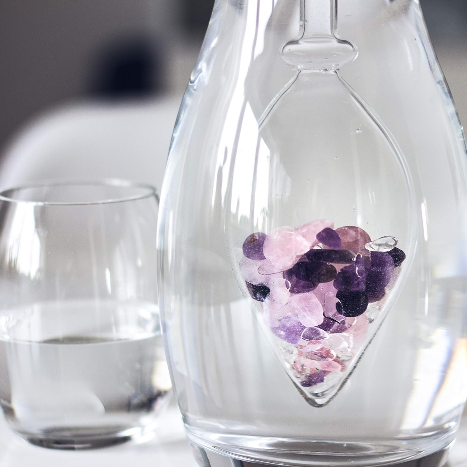 VitaJuwel Era WELLNESS | Edelsteinwasserset mit Amethyst, Rosenquarz & Bergkristall für Entspannung und Ausgleich (Karaffe & Edelsteinphiole)