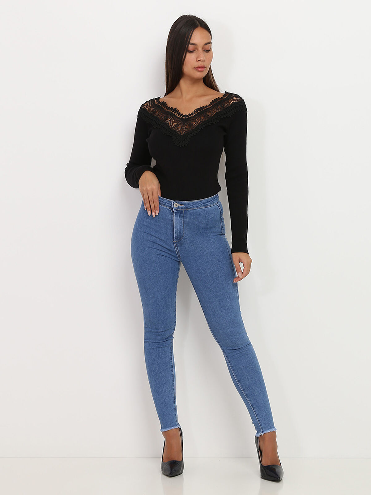 Jeans sculptant effiloché aux chevilles- Bleu