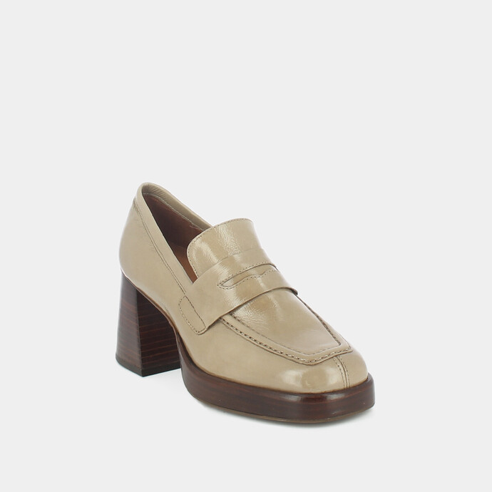 Mocassins à talons  en cuir brillant beige