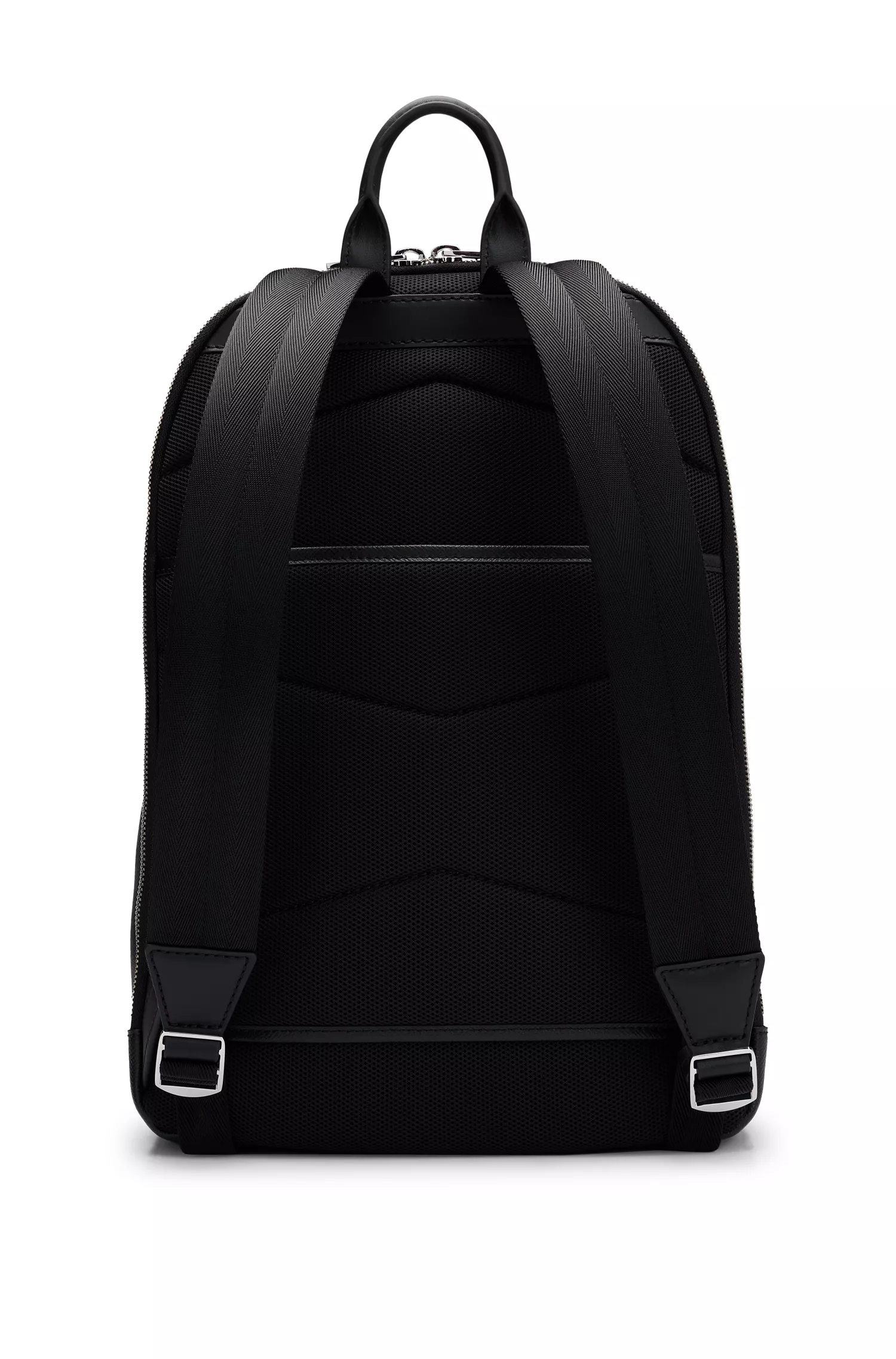 Mochila BOSS em couro preto com bolsa interna removível.