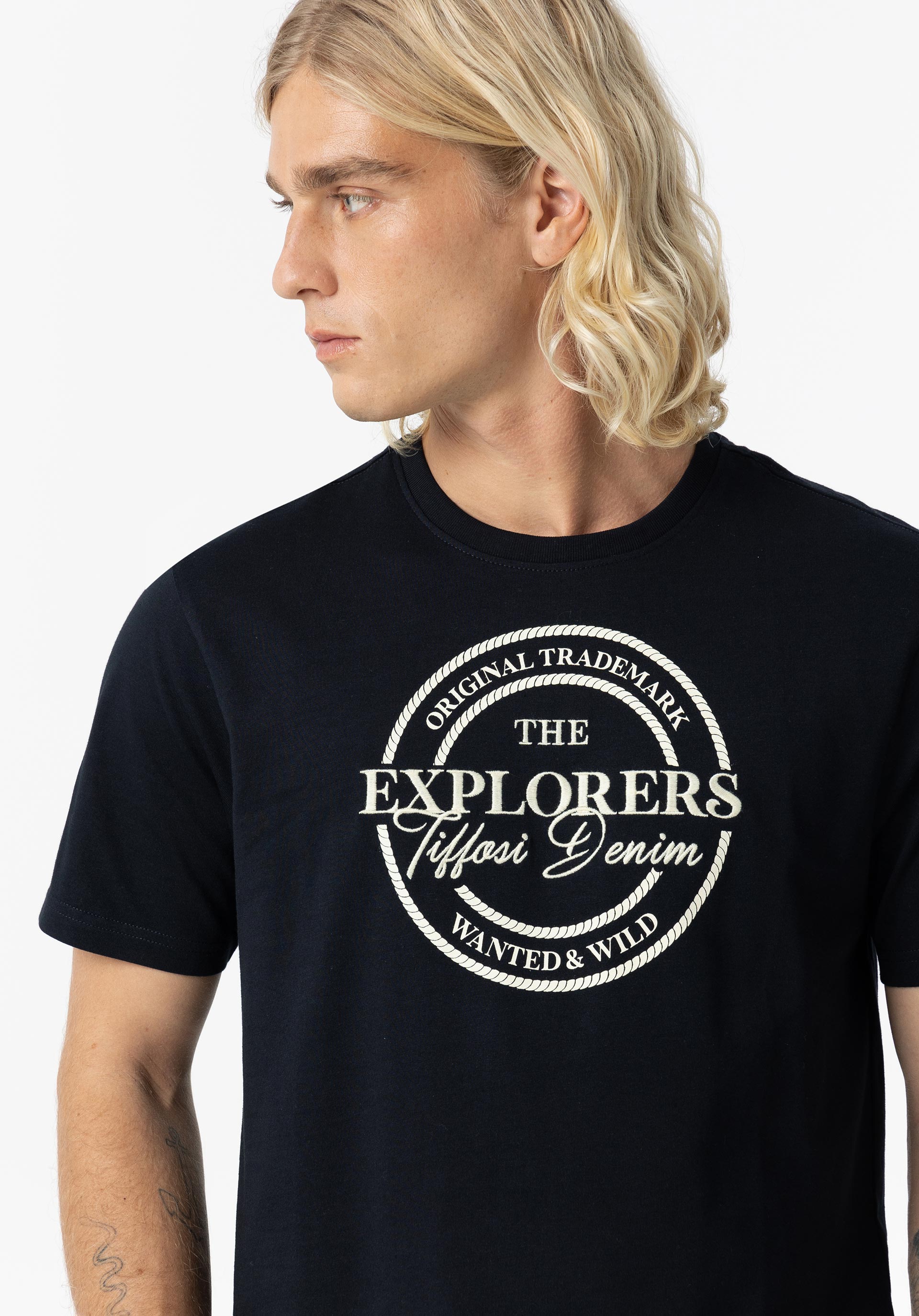 T-shirt com Estampado e Bordado Frontal
