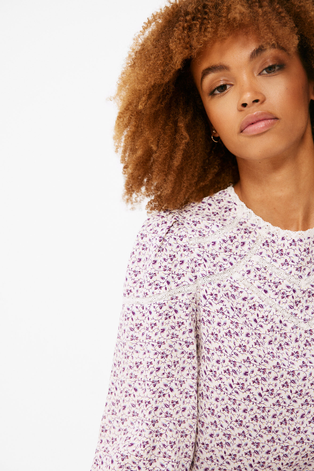 Blusa estampada com detalhe em renda
