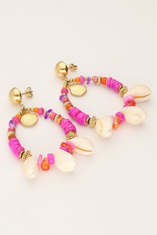 Art oorhanger met roze kralen en schelpen