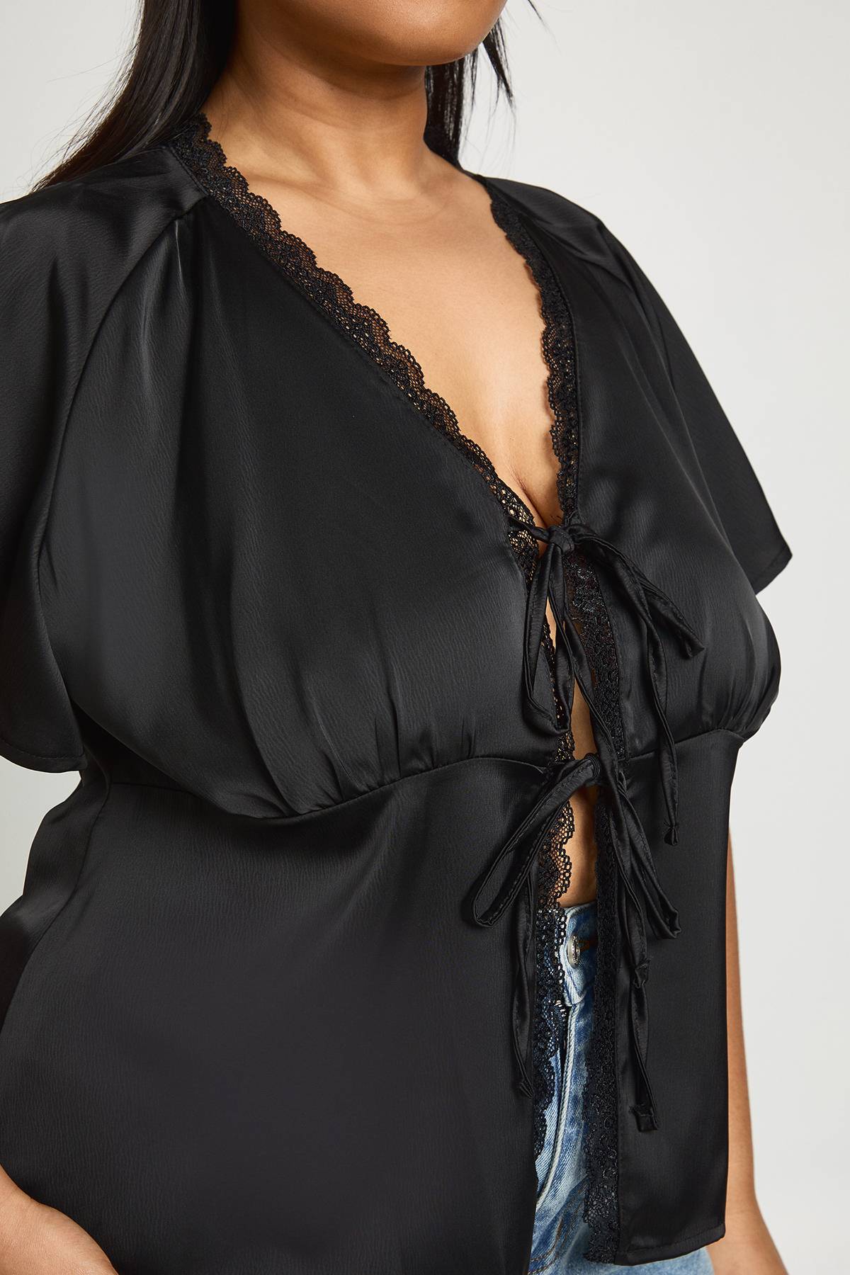 boohoo Haut Grande Taille En Satin À Manches Courtes Avec Bordure En Dentelle Et Liens À Nouer Devant