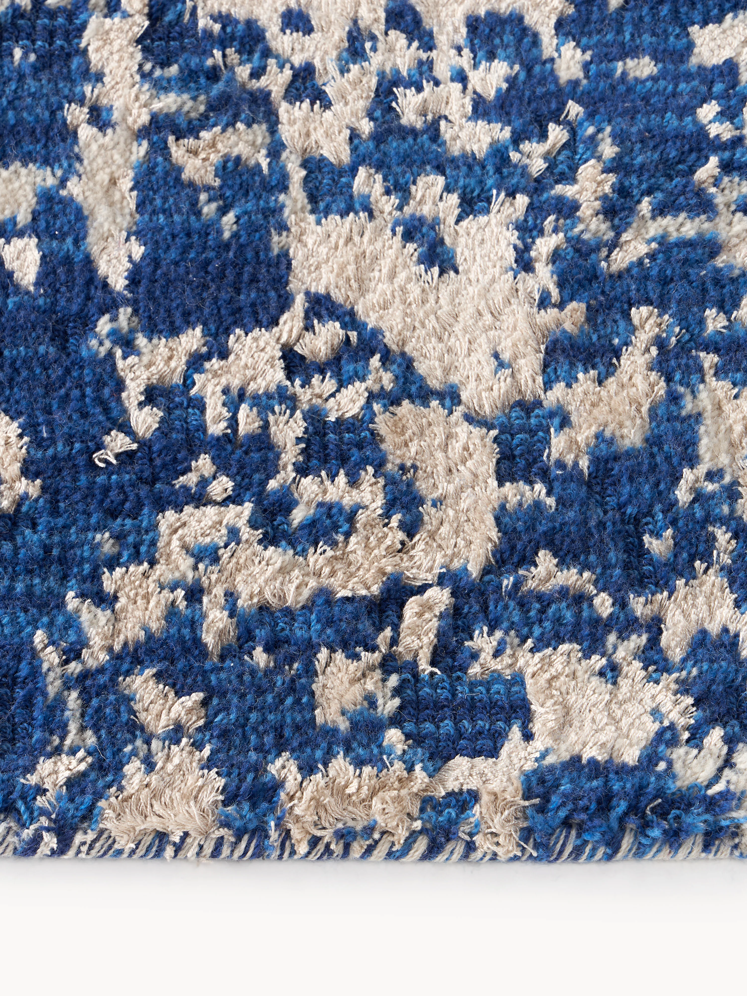 Handgeweven wollen vloerkleed Cynthia met abstract patroon