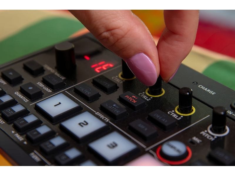 Roland Synthesizer AIRA P-6 Creative Sampler Kombiniert die berühmte Roland Sampling-Technologie mit fortschrittlichem Granular-Sounddesign und einem leistungsstarken Sequenzer in einem Gerät im Taschenformat