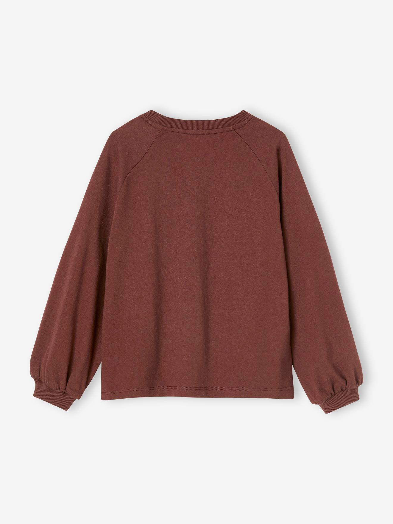 Camiseta evasê com mensagem vibrante e efeito metálico para meninas com maquiagem rosa.