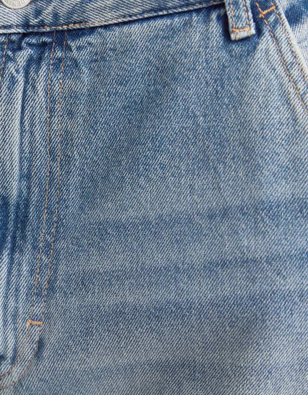 calça jeans estilo skater com efeito desbotado