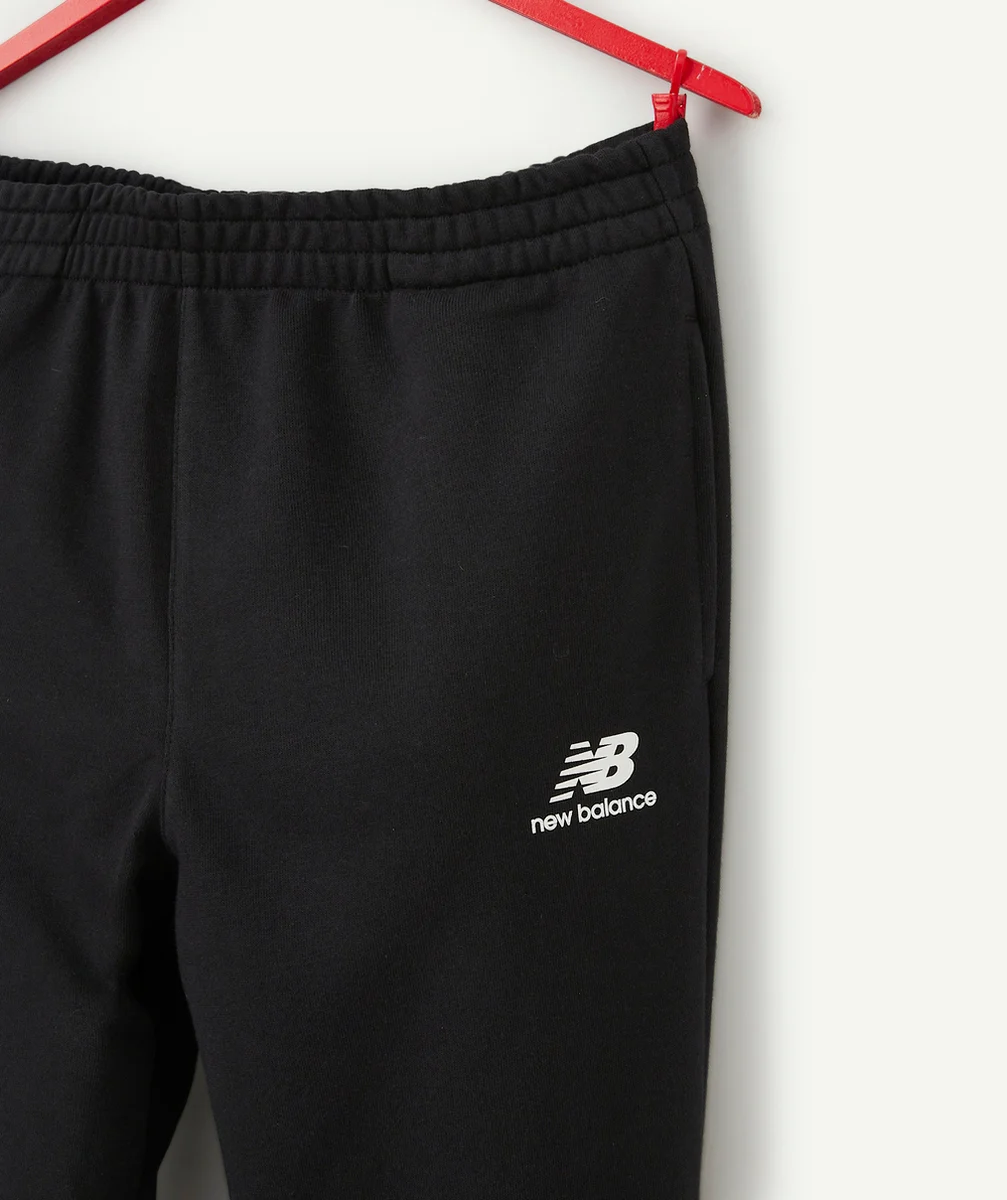 NEW BALANCEJOGGING NOIR GARÇON ESSENTIALS STACKED LOGO