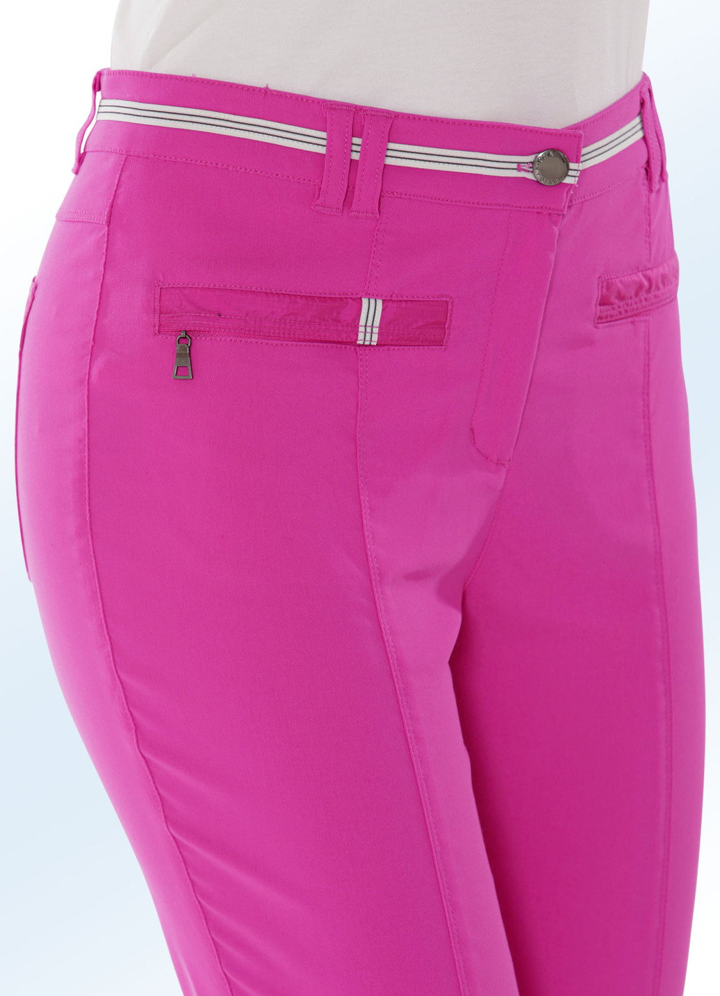 7/8-lange Hose mit kontrastfarbenem Zierband