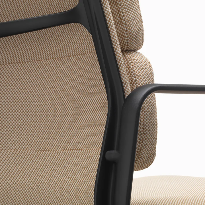 Vitra - EA 231 Soft Pad Bürostuhl mit Armlehnen, drehbar, deep black / Laser RE, papyrus / cream (Filzgleiter)