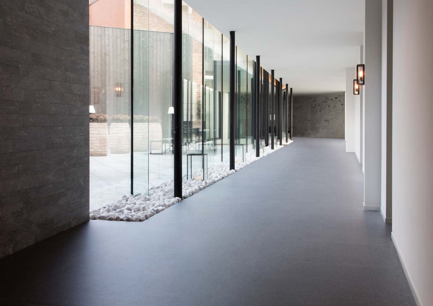 PVC vloer per meter, steenlook, antraciet, vinyl vloer, terrazzo stijl, 200 cm breed (per meter verkocht)