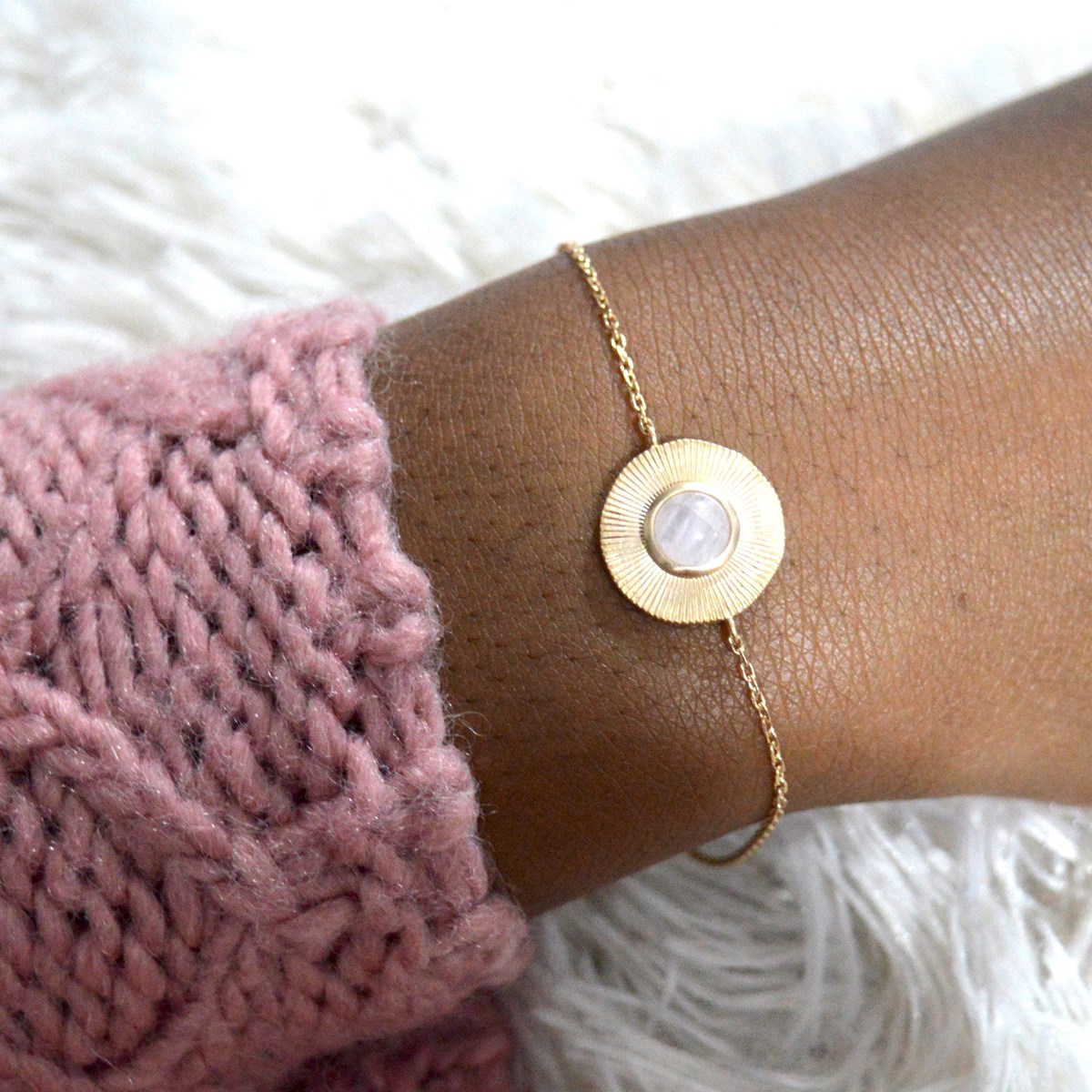 Bracelet femme quartz rose médaille ronde ciselé en plaqué or