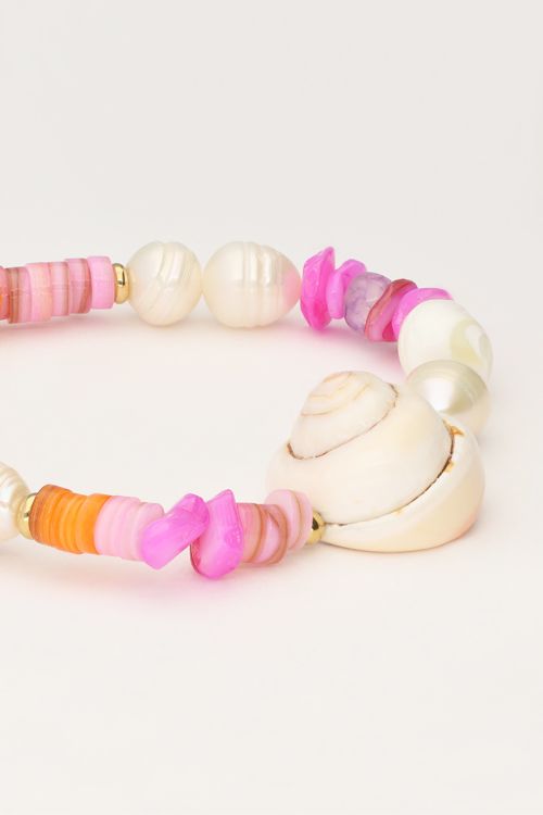 Parelarmband met roze kralen en schelp