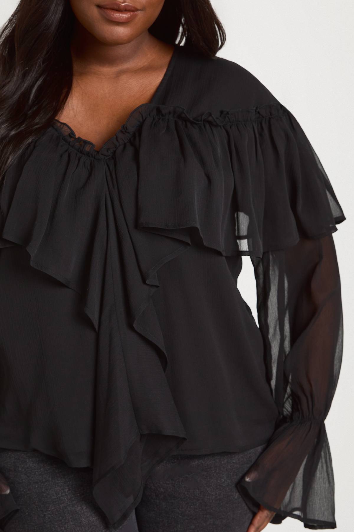boohoo Blouse Grande Taille En Mousseline À Volants Sur Le Devant
