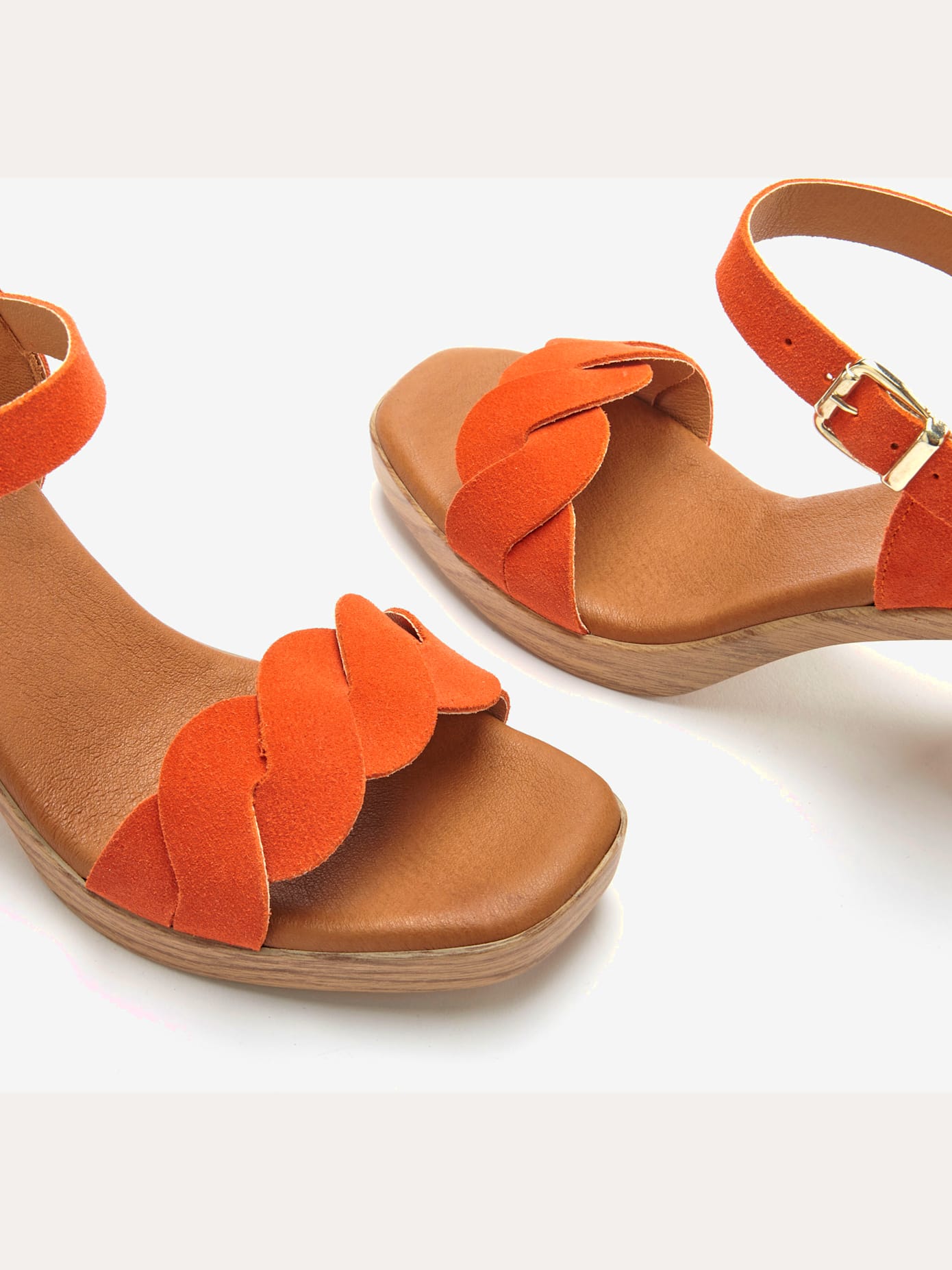 Sandales à brides talon bottier confortable et bride à l'effet tressé