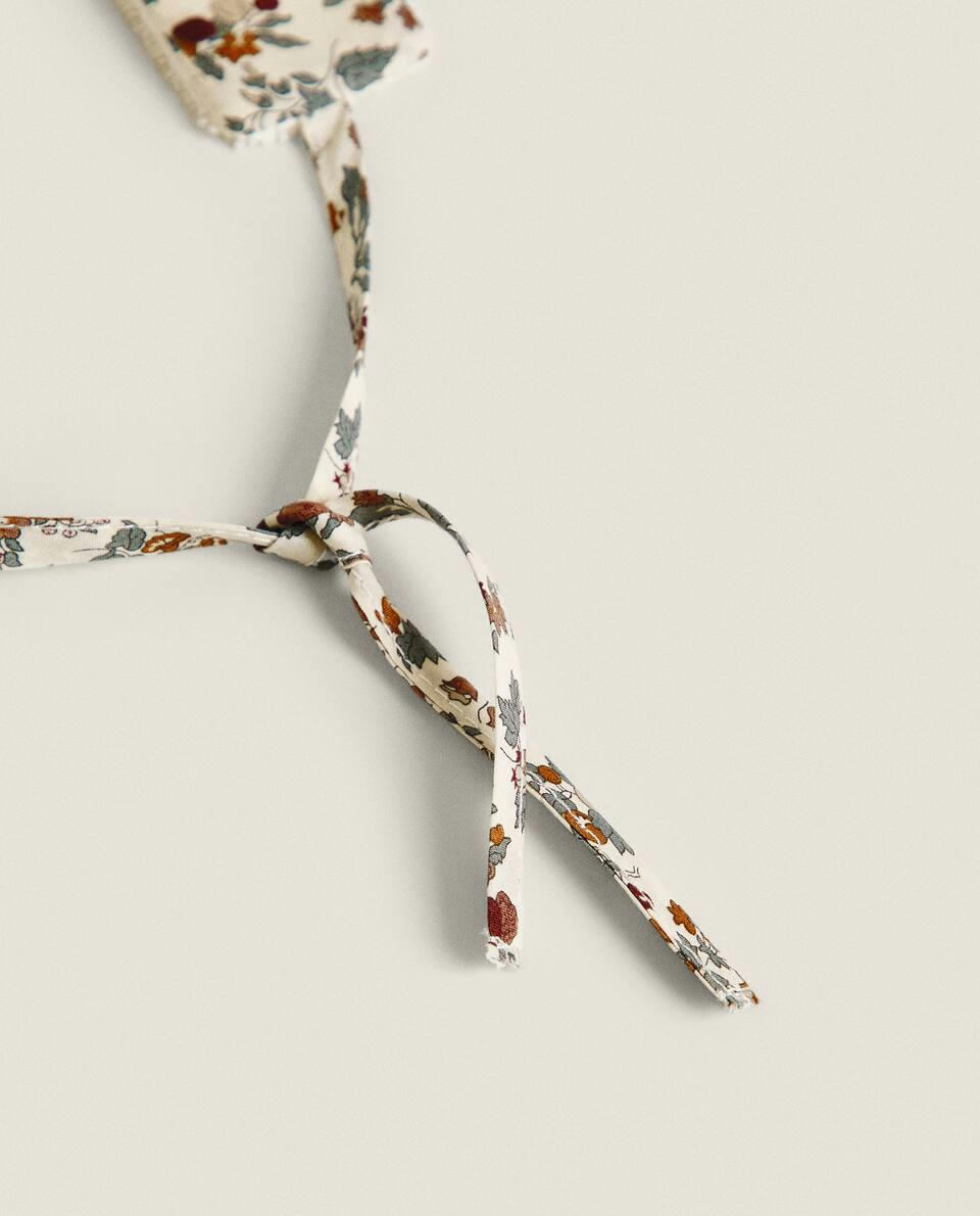 BABADOR INFANTIL EM TECIDO COM ESTAMPA FLORAL