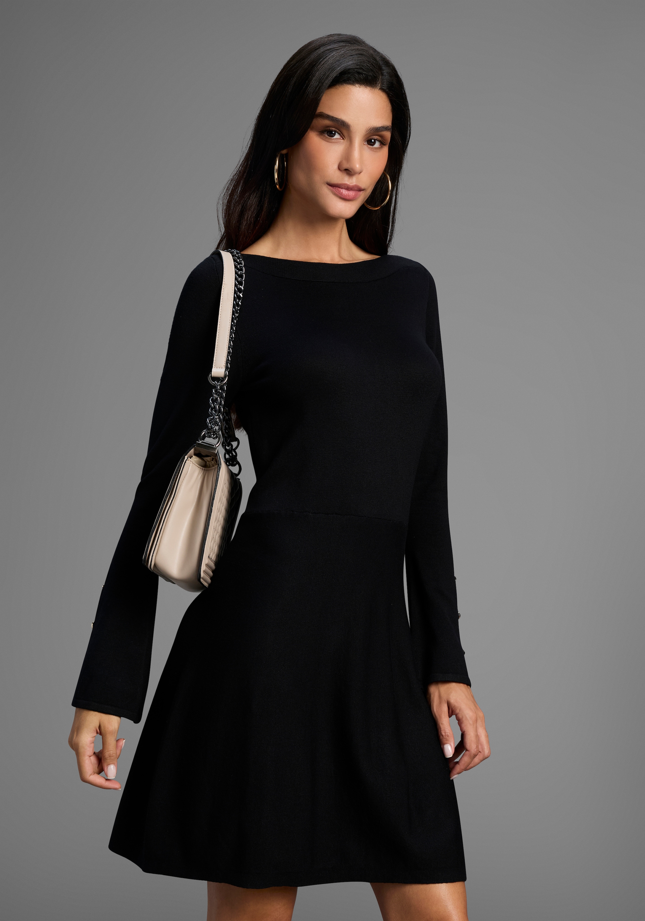 Laura Scott Strickkleid Ohne Taschen in ausgestellter Mini-Form mit Zierknöpfen - NEUE KOLLEKTION