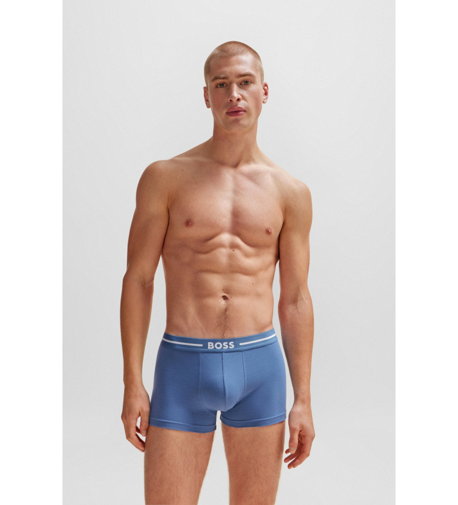Pacote com 3 cuecas boxer BOSS, nas cores azul marinho e azul-marinho.