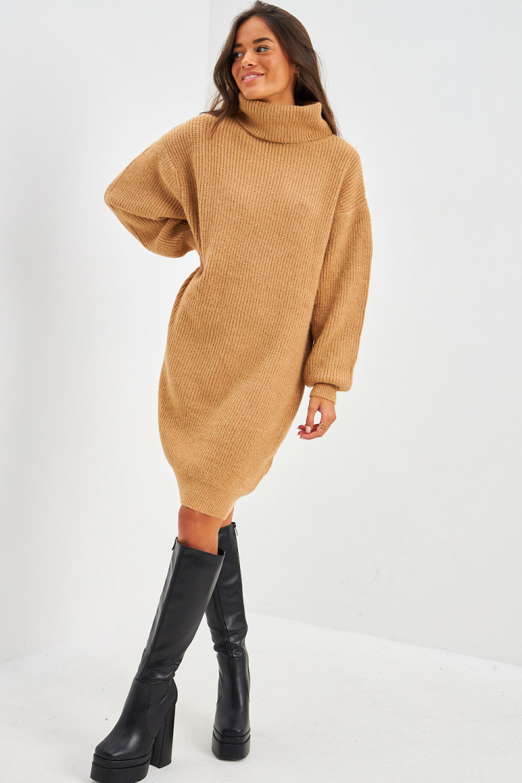 Robe pull en maille camel à col roulé