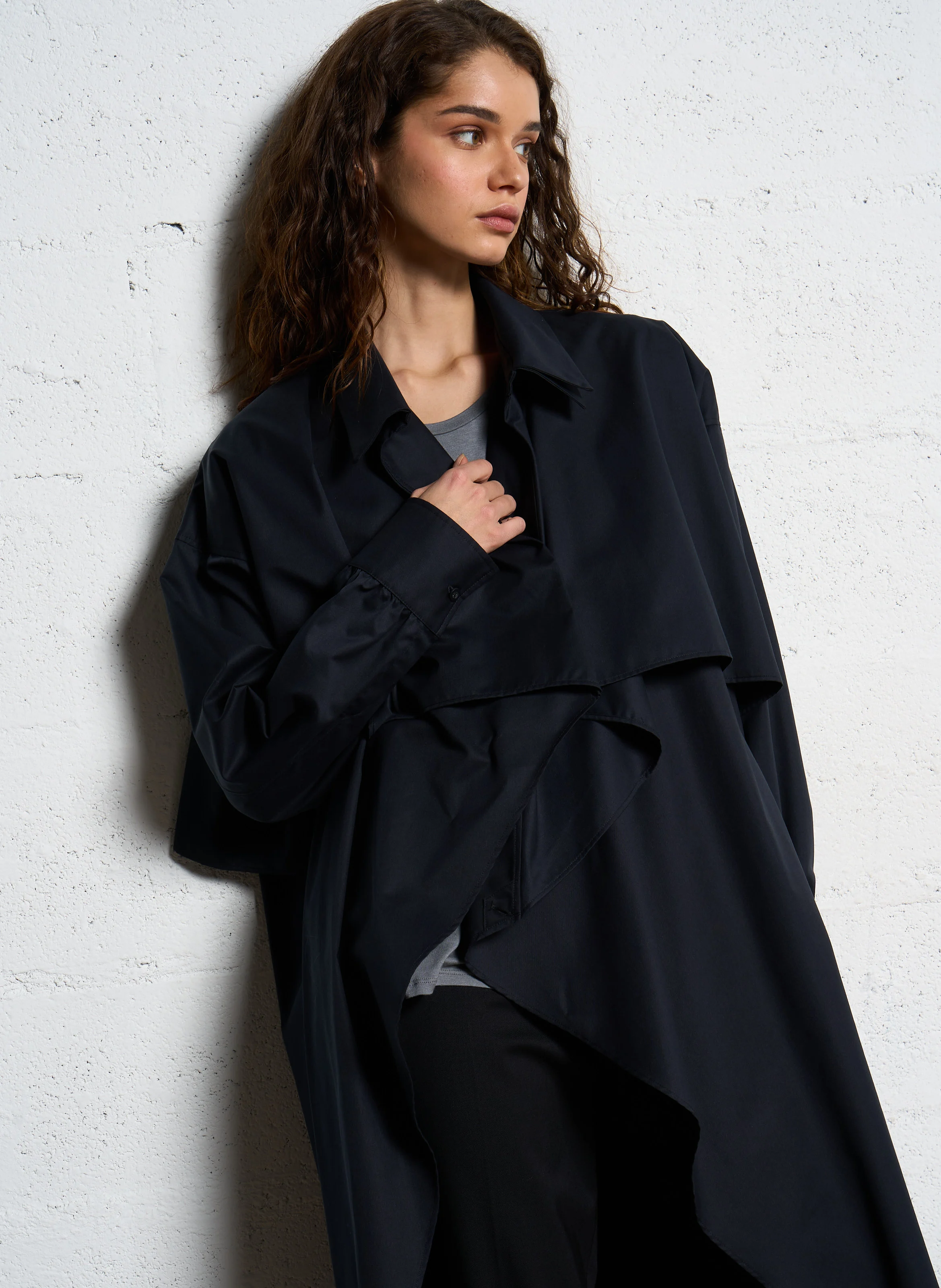 GEORGIA - Robe chemise mi-longue à col déstructuré en coton | Noir