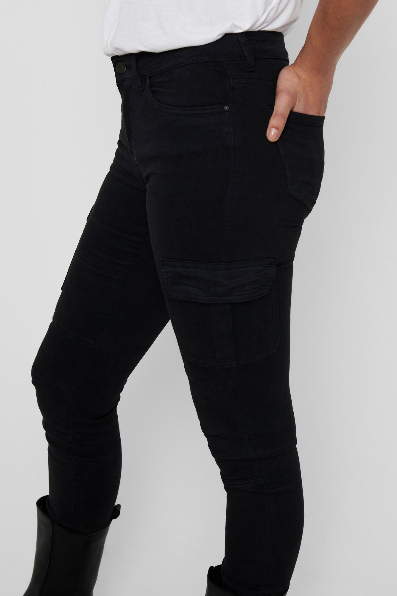Calça jeans cargo skinny com bolsos laterais