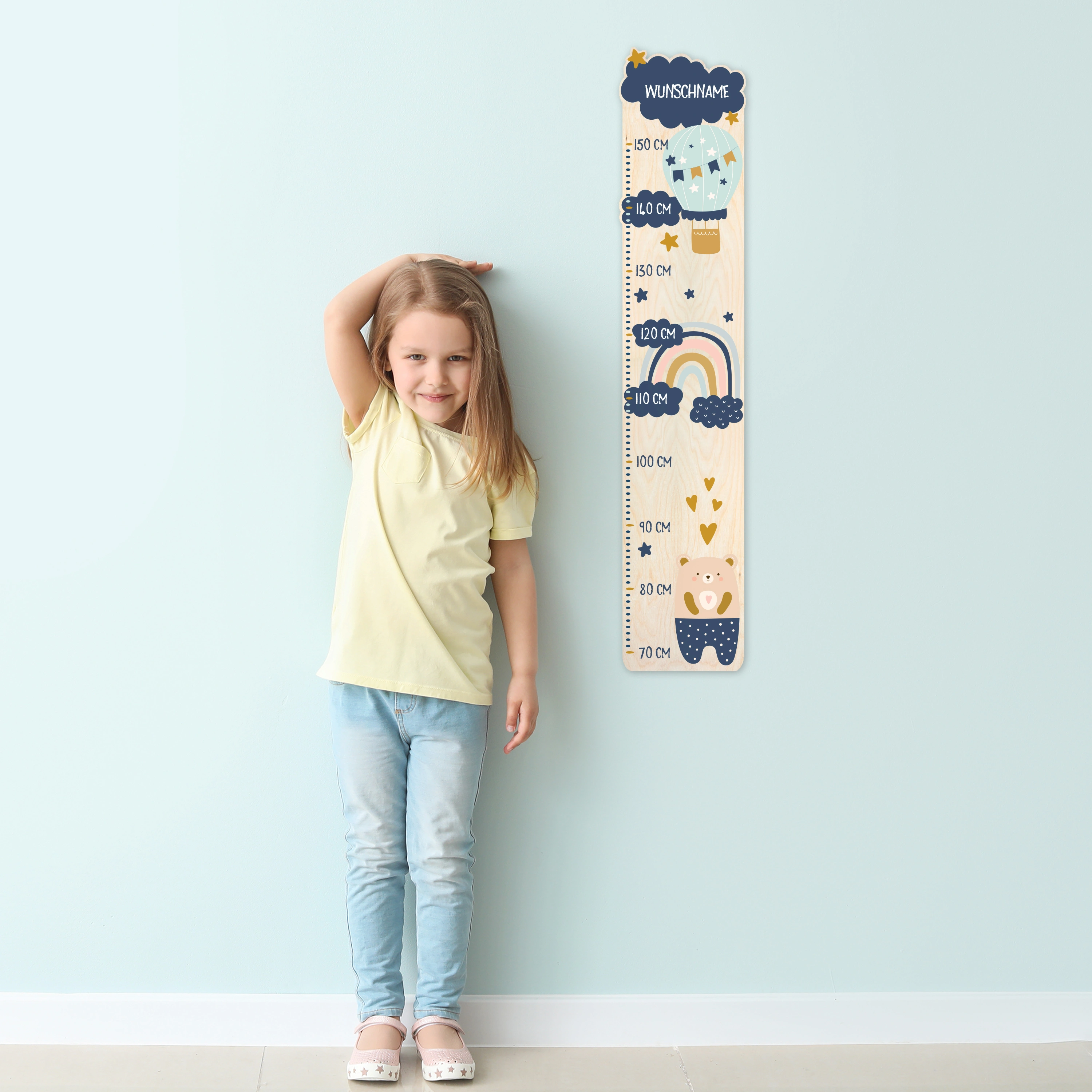 Personalisierte Holz-Messlatte mit Namen (Motiv: Wolken)