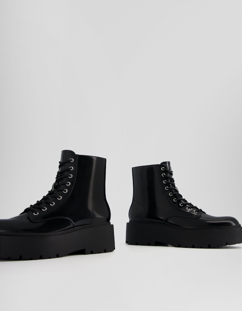 botas de cano curto com plataforma e cadarço