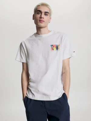Camiseta clássica com logo nas costas e modelagem ajustada