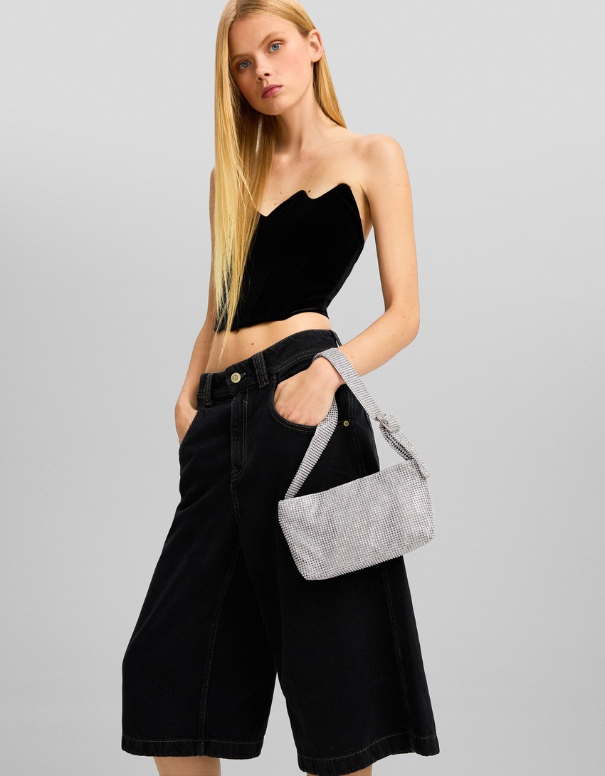 Bolsa de ombro com detalhes em cristal.