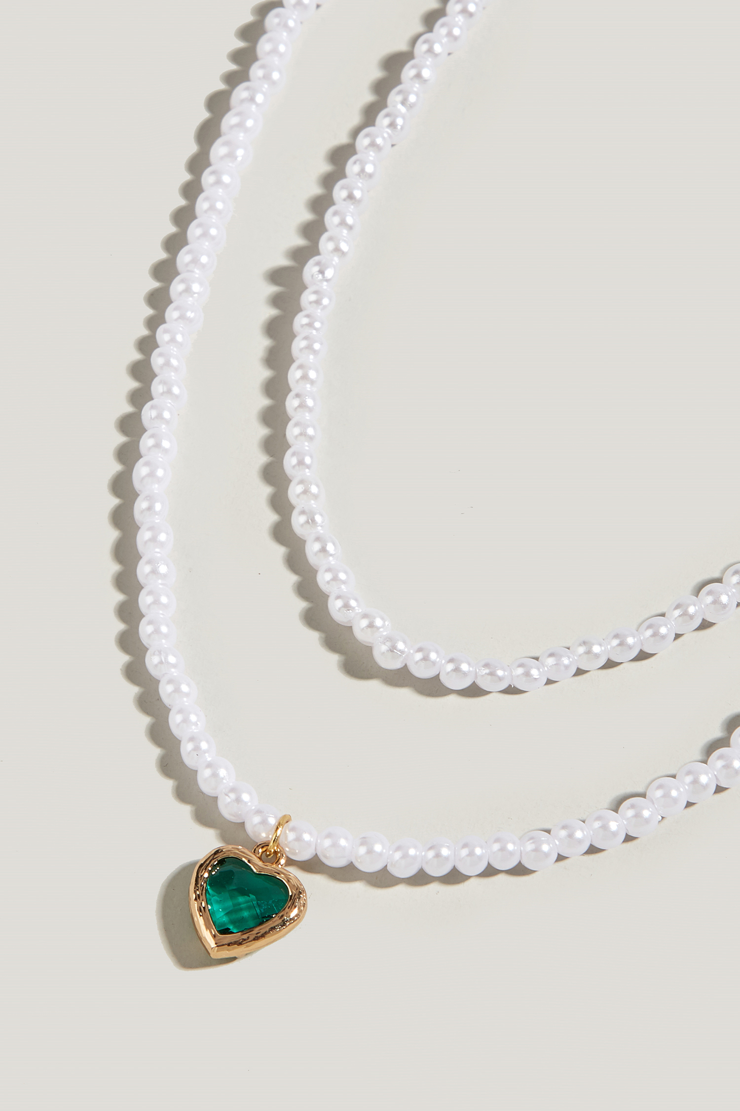 Collier de fausses perles et breloques en forme de cœur