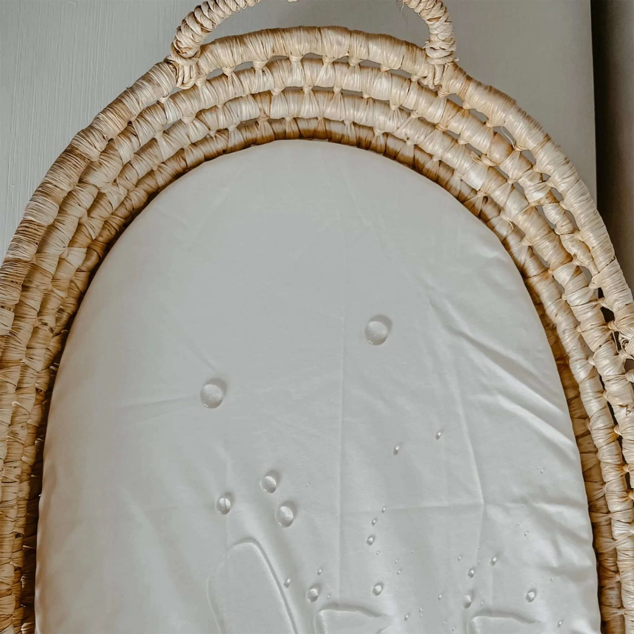 Must Be Baby Housse Imperméable pour Panier en Rotin