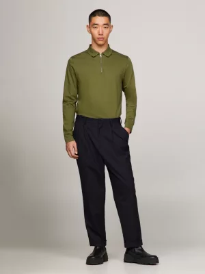 Polo de manga comprida com fecho de correr e corte regular.