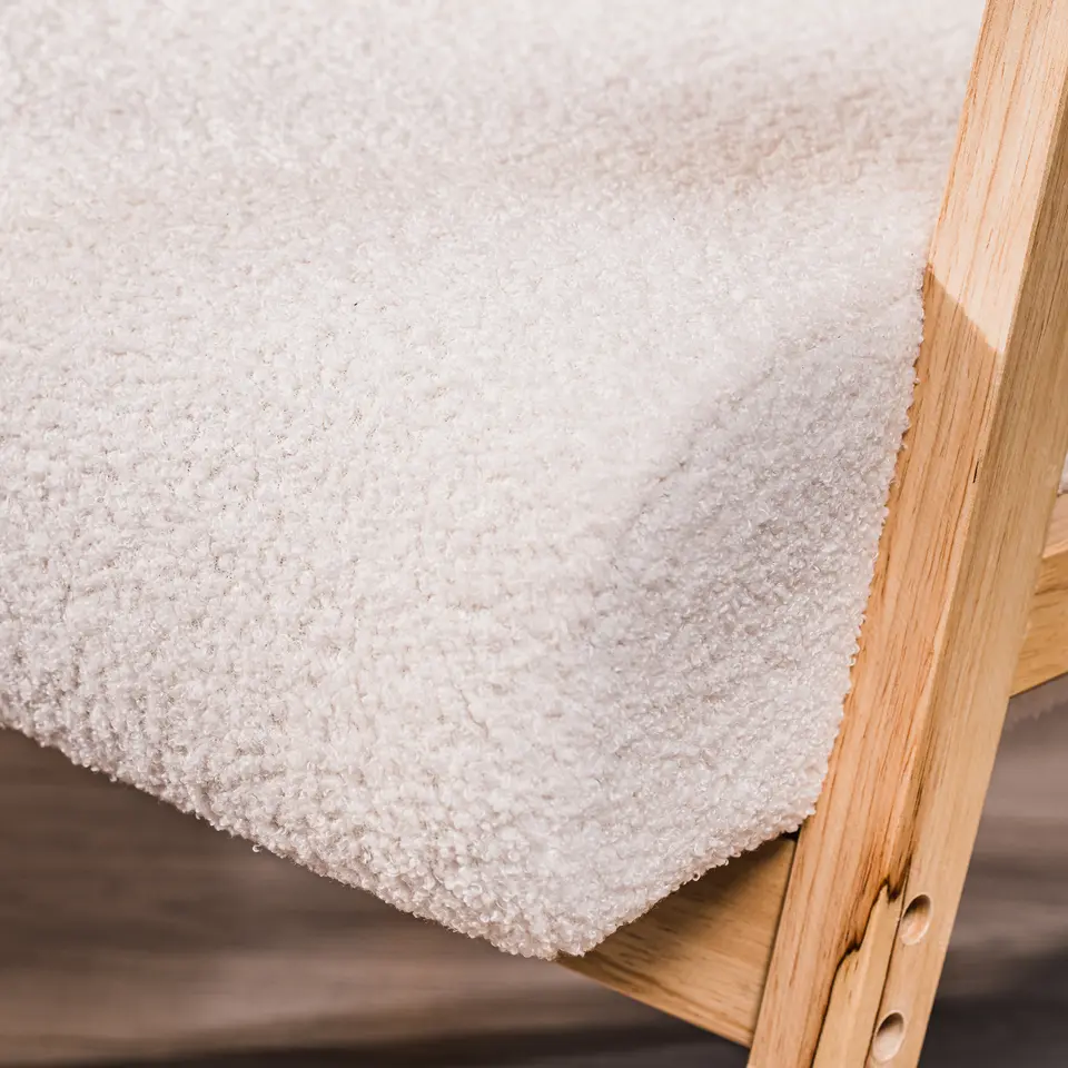 Fauteuil van massief hout en witte lussen