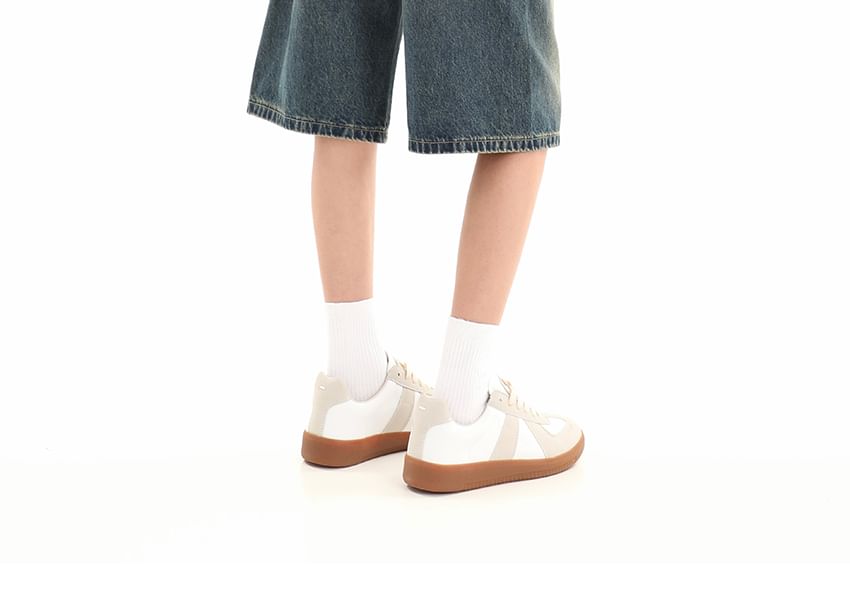 Elyou - Low Rise Washed Knielange Denim Shorts