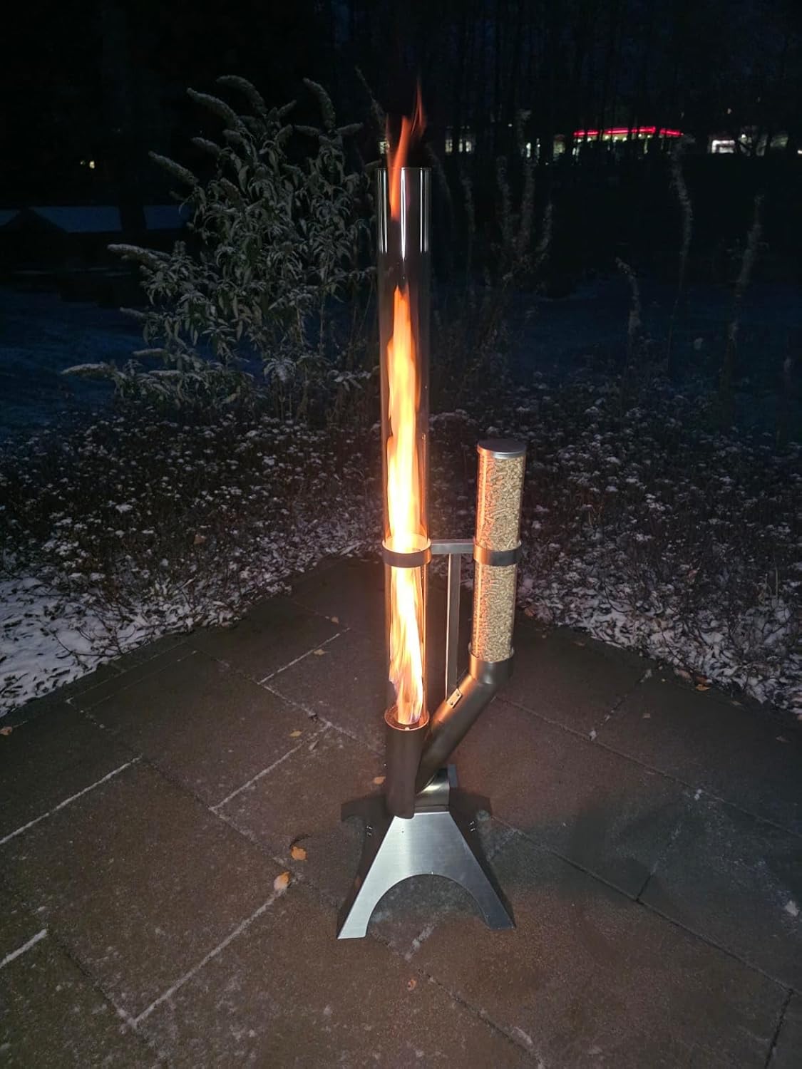 Feuerrohr - Dekorative Feuersäule Outdoor inkl. Reinigungsbürste und Abdeckhaube | Nachhaltige Feuerrohr Pelletfackel für stimmungsvolle Gartenmomente und tolles Ambiente