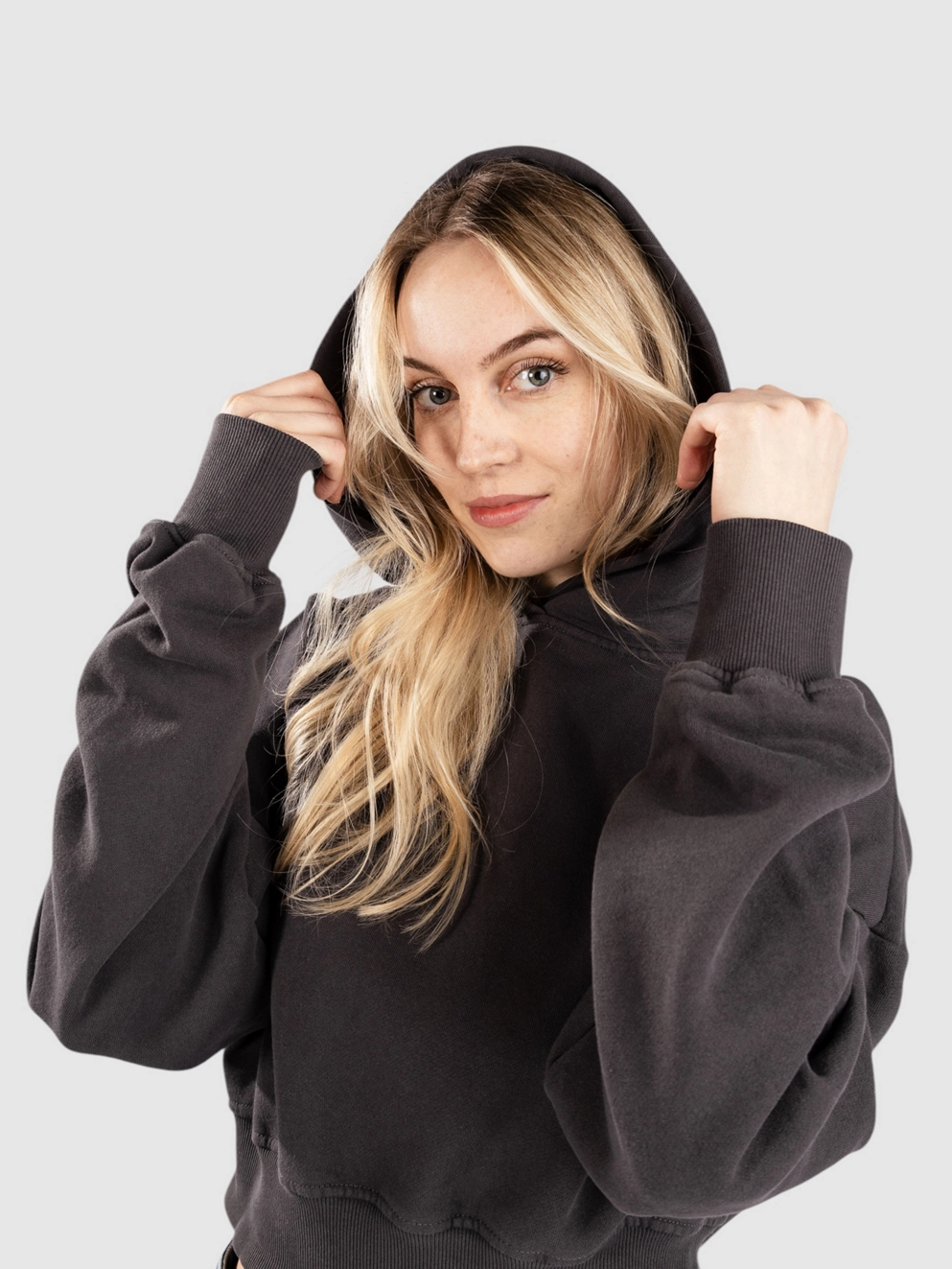 Shaka Wear Garment Dye Cropped Hoodie shadow grey