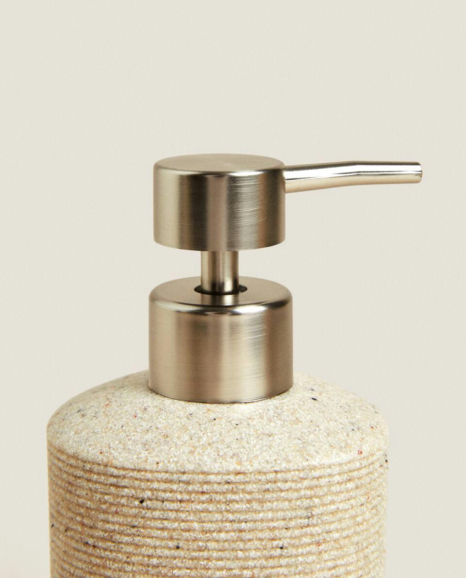 Conjunto de banheiro em resina listrada